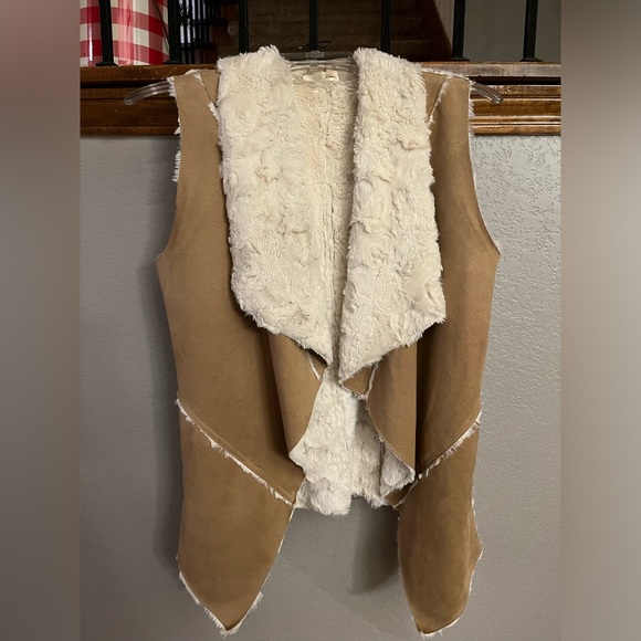 Adorable faux suede vest - Picture 1 of 4